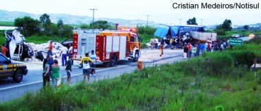acidente-fatal-colisao-entre-caminhoes-mata-cinco-pessoas-1