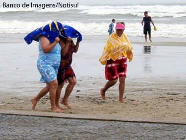 temporal-de-verao-turista-argentino-e-atingido-por-um-raio-no-mar-grosso-1