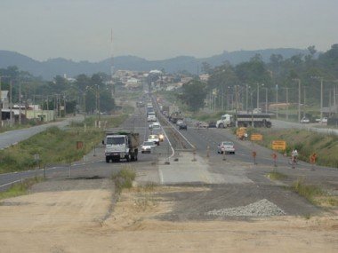 duplicacao-da-br-101-contratos-com-empreiteiras-serao-mantidos-1 Em Tubarão, o trânsito desviado para as ruas marginais à rodovia projeta dúvidas se tudo fica pronto mesmo em dezembro, como afirma o Dnit.