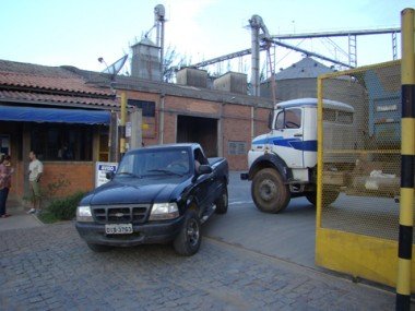 arroz-campeiro-trabalhadores-buscarao-os-seus-direitos-na-justica-1 Trabalhadores chegaram a colocar um caminhão na frente do portão de acesso para tentar evitar a saída de arroz.