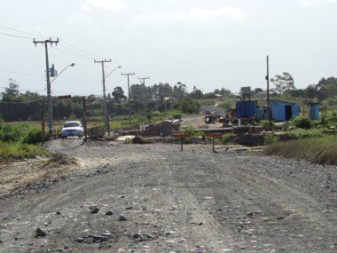 apos-vistoria-na-br-101-e-a-vez-da-estrada-do-camacho-1 O Notisul só encontrou três equipes no trecho. Duas executando obras de arte e uma na pavimentação especificamente.