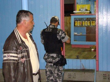 homicidio-em-vez-de-festa-lagrimas-no-aniversario-de-fred-1 O bar em que Fred Nascimento foi atingido quarta-feira pertence ao seu tio Jaci