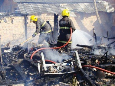 Incêndio em Tubarão: Doméstica chora ao ver  a sua casa destruída