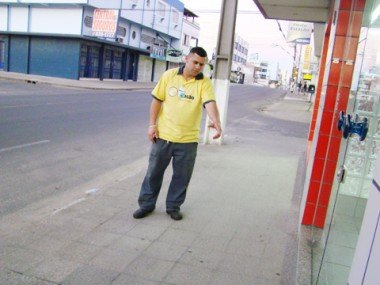 na-rua-bebe-de-oito-dias-e-abandonado-1 John mostra o local onde o homem abandonou a recém-nascida.