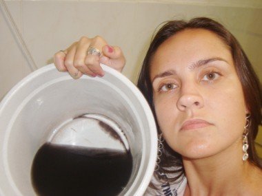 Água preta escorre pelo ralo