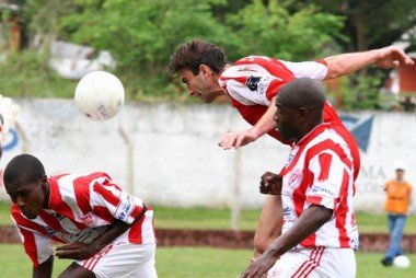 Divisão Especial: Hercílio vacila, toma três e complica-se