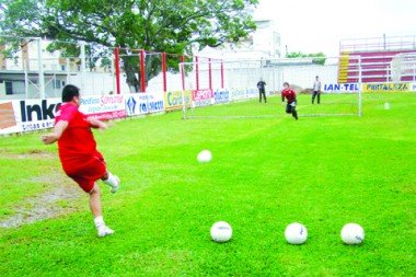 hercilio-luz-treina-com-chuva-condicionamento-em-dia-1 Os jogadores do Hercílio Luz fizeram um trabalho físico com bola na tarde de ontem, no Anibal Costa.