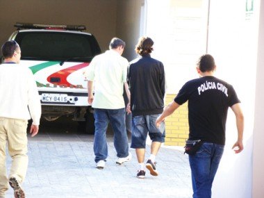 Polícia flagra foragidos em restaurante