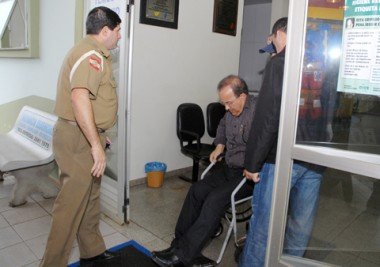 Acidente: Governador em exercício machuca-se na queda de palco