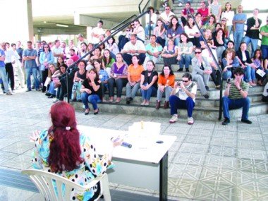 judiciario-servidores-param-por-duas-horas-1 Em Florianópolis, mais de 200 servidores fizeram uma manifestação.