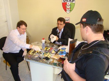 pente-fino-apos-operacao-30-presos-sao-transferidos-1 Os diretores Adércio José e Hudson mostram o material apreendido ontem no Presídio Regional.