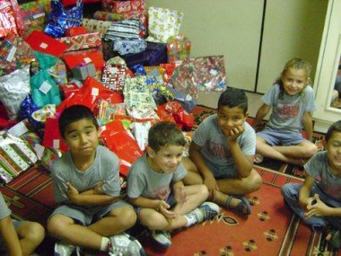 Ação social : Presentes de Natal são distribuídos