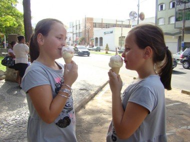 calor-praia-e-sorvete-para-refrescar-1 As gêmeas Larissa e Letícia Borges, 9 anos, deliciaram-se com sorvetes de frutas, ontem à tarde.