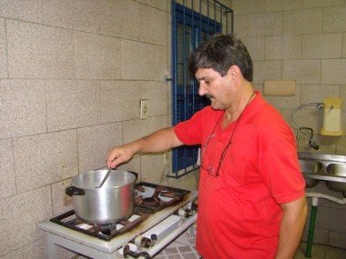 espirito-natalino-o-ano-todo-1 O bancário aposentado Ronaldo Delpizzo atua como voluntário há mais de cinco anos, junto com a esposa, Elízia Delpizzo.