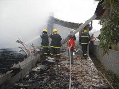 Curto-circuito: Casa é destruída pelas chamas