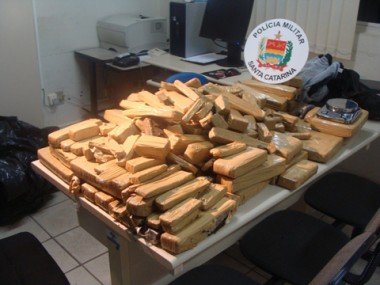 Estrangeiro é preso com 49 quilos de maconha