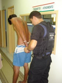 Ladrões e usuários: Dupla é surpreendida enquanto dorme