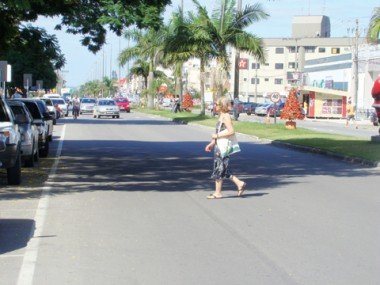Travessia de pedestres: Que tal uma passarela aqui?
