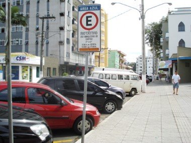 area-azul-usuarios-querem-uma-solucao-1 Implantado em 2008, a Área Azul deixou de vigorar em Orleans porque o contrato com a concessionária terminou no fim do ano passado e não foi renovado.