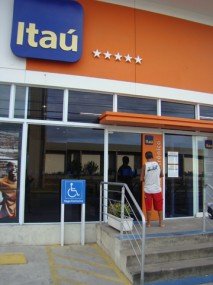 ‘Caixeiros’ tentam arrombar agência bancária