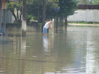 Chuvas: Ruas e BR-101 ficam alagadas