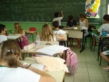 educacao-ha-mais-alunos-do-que-livros-1 Sem livros, os professores do centro de educação Antônio Rohden têm dificuldade em ministrar as aulas.