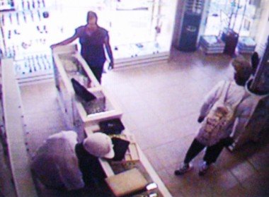 Insegurança: Estudantes assaltam relojoaria