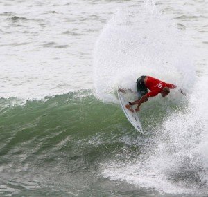 Surfe: ‘Estrangeiros’ são os melhores no primeiro dia