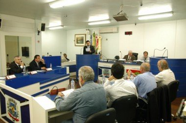 desavencas-no-legislativo-mais-um-embate-entre-os-colegas-1 O clima durante as sessões no legistativo anda pesado. Os vereadores não conseguem entrar em acordo.