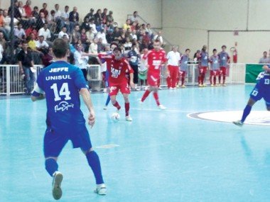 Futsal: Unisul goleia em casa