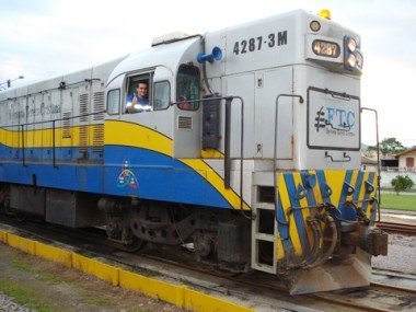 parabens-ferroviarios-amor-que-so-a-genetica-explica-1 Marcelo Luiz Anselmo entrou na empresa como auxiliar de almoxarifado, e neste mês realizou o seu maior sonho: ser maquinista.