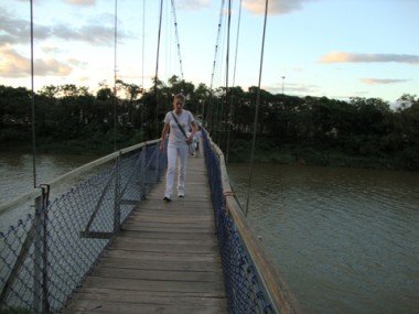 Ponte pênsil: Sem iluminação e com tábuas soltas