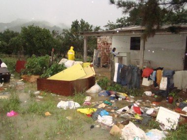 chuvas-familias-podem-ter-que-deixar-suas-casas-1 Água do rio Tubarão tomou conta da residência do caminhoneiro Valério, que ainda está em viagem.