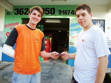 O que você faria se achasse uma carteira cheia de dinheiro?