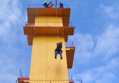 Resgate difícil: Bombeiros e vítimas a 20 metros