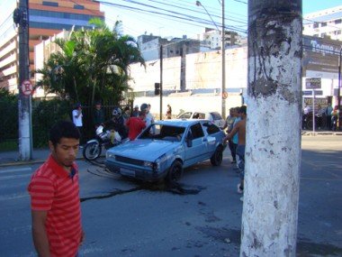 Susto: Carro capota no centro da cidade