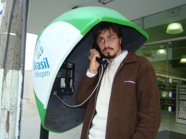 Telefones públicos: A maioria está mudo