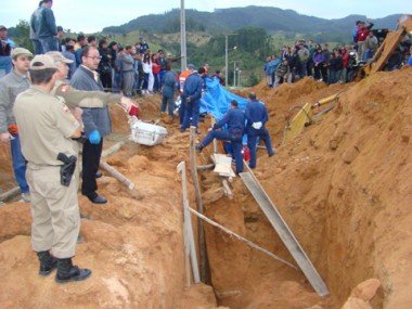 Tragédia: Pai e filho são soterrados em obra