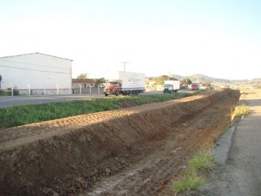 br-101-dnit-pode-romper-com-o-consorcio-blokos-1 As obras de duplicação da BR-101 no trecho sul estão paralisadas entre Capivari de Baixo e Laguna.