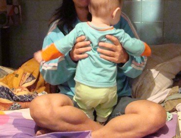 presidio-regional-apesar-de-proibido-bebe-ocupava-cela-1 A detenta da foto ficou com o filho no presídio até a última sexta-feira.