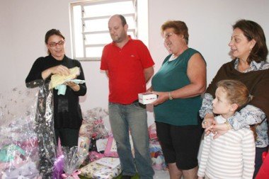 solidariedade-mae-de-quintulos-recebe-doacoes-1 Néia e Deson ficaram extremamente agradecidos com a visita surpresa da primeira-dama do estado.