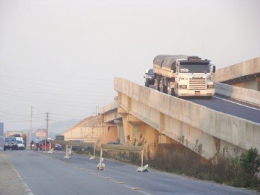 BR-101: Pista do viaduto é liberada