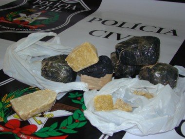 Combate ao tráfico: Quase 1 quilo de crack é apreendido