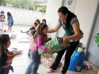 doe-voce-tambem-um-sorriso-nao-tem-preco-1 A exemplo do ocorrido no ano passado, a festa do Dia das Crianças será na própria escolinha. Será a tarde do cachorro-quente e bolo de chocolate. O evento será no próximo dia 8, às 15 horas.