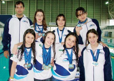 Natação: 11 medalhas e 4º lugar geral nas piscinas de Palhoça