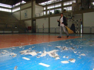 Acidente: Trabalhador cai de telhado de ginásio