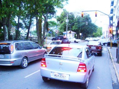 Assalto à mão armada: Tome cuidado no semáforo!