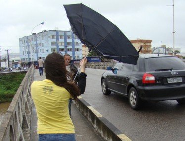Ciclone: Ventos deixam mais de 10 mil casas sem luz