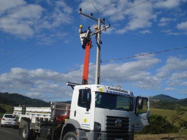 energia-eletrica-ampliacao-da-rede-garante-o-abastecimento-1 Implantação da nova rede alimentadora foi feita pelos próprios trabalhadores da cooperativa.