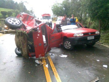Inacreditável: Carro parte no meio após acidente